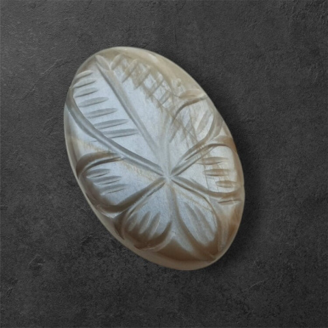 Kamień księżycowy szary kaboszon carving 27x17 mm nr 125 Kamień księżycowy szary kaboszon carving 27x17 mm nr 125