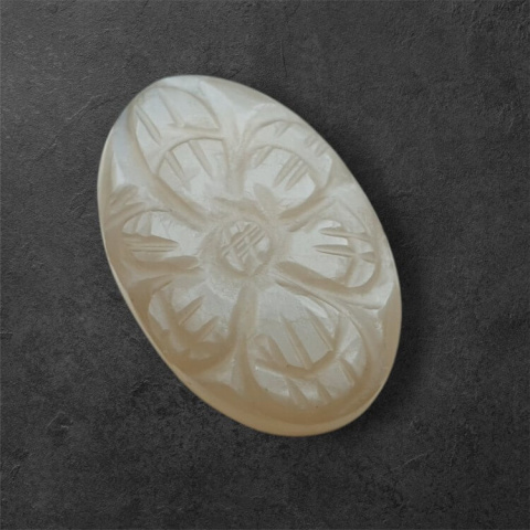 Kamień księżycowy szary kaboszon carving 27x18 mm nr 127 Kamień księżycowy szary kaboszon carving 27x18 mm nr 127