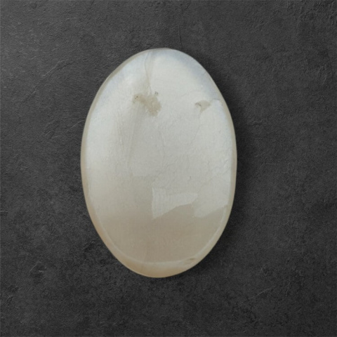 Kamień księżycowy szary kaboszon carving 27x18 mm nr 127 Kamień księżycowy szary kaboszon carving 27x18 mm nr 127