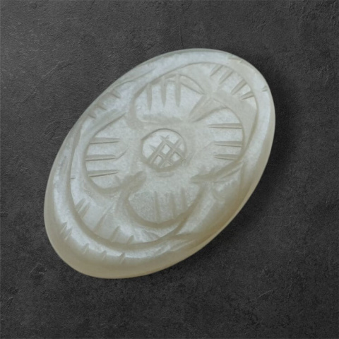Kamień księżycowy szary kaboszon carving 27x18 mm nr 137 Kamień księżycowy szary kaboszon carving 27x18 mm nr 137