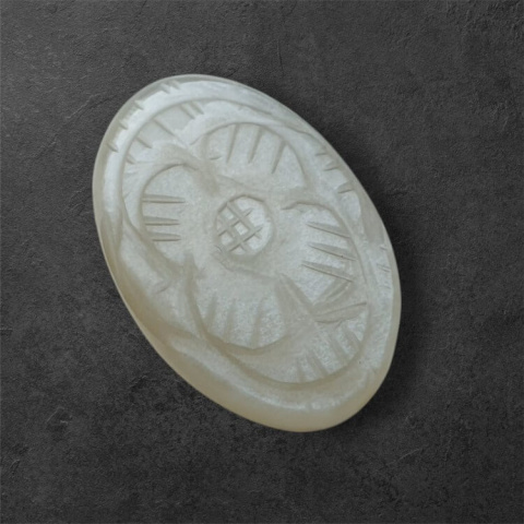 Kamień księżycowy szary kaboszon carving 27x18 mm nr 137 Kamień księżycowy szary kaboszon carving 27x18 mm nr 137