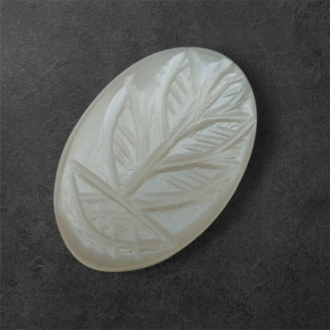 Kamień księżycowy szary kaboszon carved 28x19 mm nr 122 Kamień księżycowy szary kaboszon carved 28x19 mm nr 122