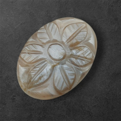 Kamień księżycowy szary kaboszon carving 28x20 mm nr 140 Kamień księżycowy szary kaboszon carving 28x20 mm nr 140