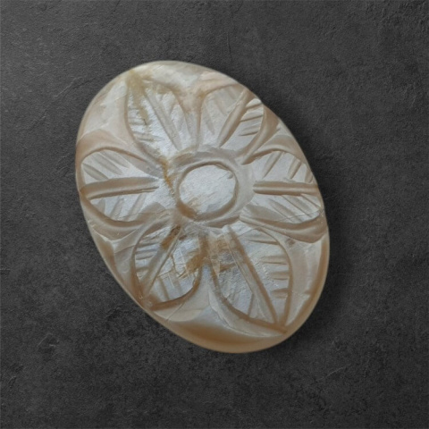 Kamień księżycowy szary kaboszon carving 28x20 mm nr 140 Kamień księżycowy szary kaboszon carving 28x20 mm nr 140