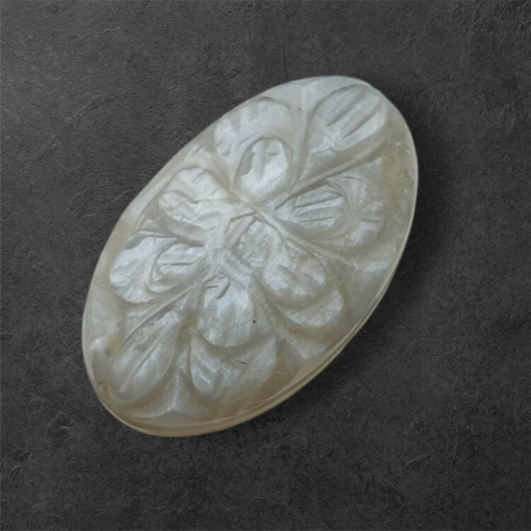 Kamień księżycowy szary kaboszon carving 29x18 mm nr 132 Kamień księżycowy szary kaboszon carving 29x18 mm nr 132