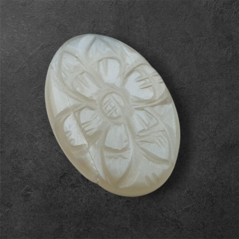 Kamień księżycowy szary kaboszon carving 29x20 mm nr 113 Kamień księżycowy szary kaboszon carving 29x20 mm nr 113