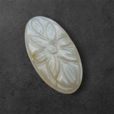 Kamień księżycowy szary kaboszon carving 30x16 mm nr 110 Kamień księżycowy szary kaboszon carving 30x16 mm nr 110