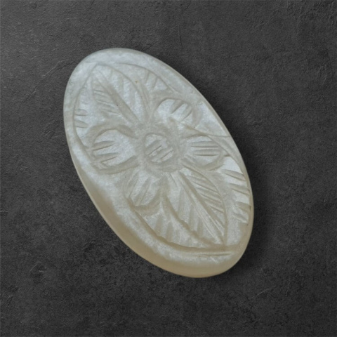 Kamień księżycowy szary kaboszon carving 30x18 mm nr 136 Kamień księżycowy szary kaboszon carving 30x18 mm nr 136