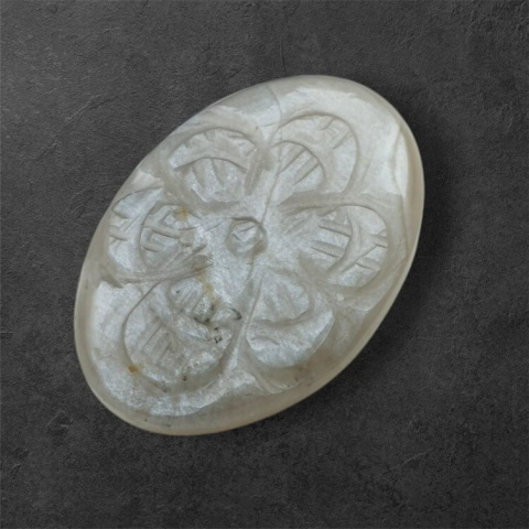 Kamień księżycowy szary kaboszon carving 30x21 mm nr 115 Kamień księżycowy szary kaboszon carving 30x21 mm nr 115