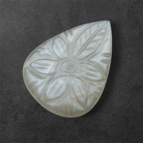 Kamień księżycowy szary kaboszon carving 30x22 mm nr 123 Kamień księżycowy szary kaboszon carving 30x22 mm nr 123