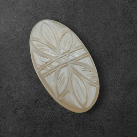 Kamień księżycowy szary kaboszon carving 32x17 mm nr 143 Kamień księżycowy szary kaboszon carving 32x17 mm nr 143