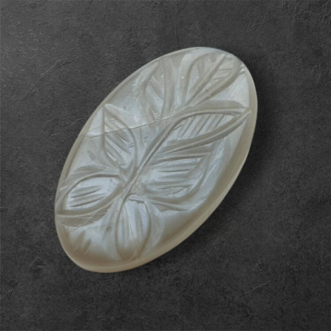 Kamień księżycowy szary kaboszon carved 32x18 mm nr 144 Kamień księżycowy szary kaboszon carved 32x18 mm nr 144