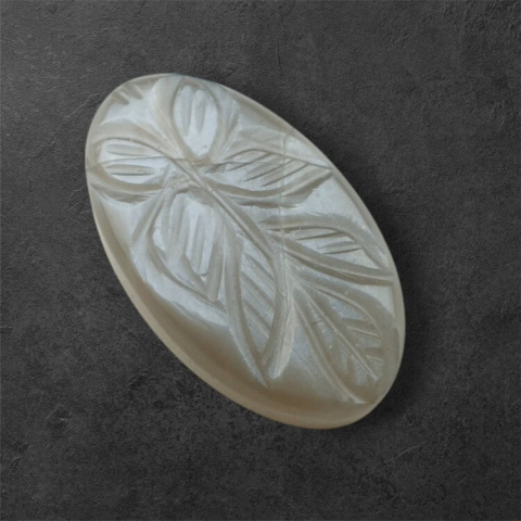 Kamień księżycowy szary kaboszon carved 32x18 mm nr 144 Kamień księżycowy szary kaboszon carved 32x18 mm nr 144