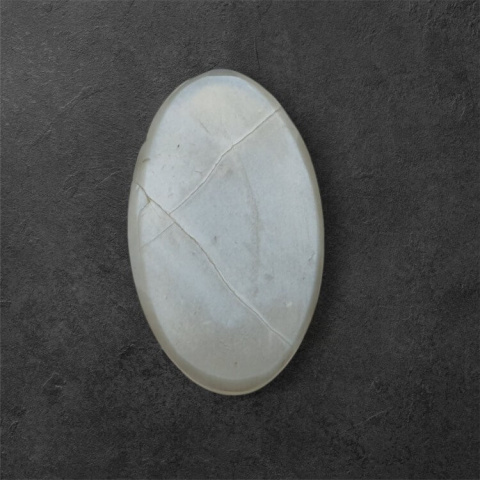 Kamień księżycowy szary kaboszon carved 32x18 mm nr 144 Kamień księżycowy szary kaboszon carved 32x18 mm nr 144