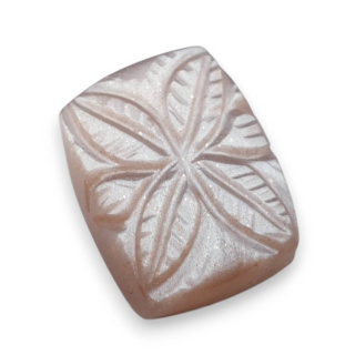 Kamień księżycowy brzoskwiniowy kaboszon carving 19x15 mm nr 43