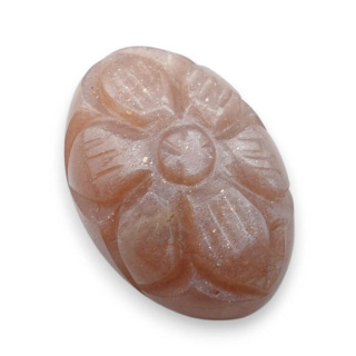 Kamień księżycowy brzoskwiniowy kaboszon carving 22x15 mm nr 84