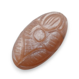 Kamień księżycowy brzoskwiniowy kaboszon carving 26x14 mm nr 90