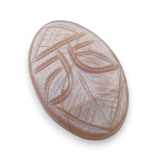 Kamień księżycowy brzoskwiniowy kaboszon carving 27x18 mm nr 80