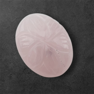 Kwarc różowy kaboszon carving 22x17 mm nr 58