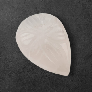 Kwarc różowy kaboszon carving 24x17 mm nr 22