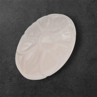 Kwarc różowy kaboszon carving 24x17 mm nr 7