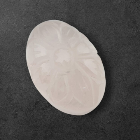 Kwarc różowy kaboszon carving 24x17 mm nr 7 Kwarc różowy kaboszon carving 24x17 mm nr 7