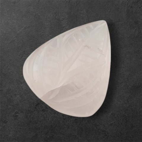 Kwarc różowy kaboszon carving 24x20 mm nr 19