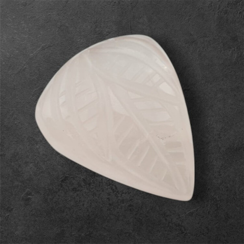 Kwarc różowy kaboszon carving 24x20 mm nr 19