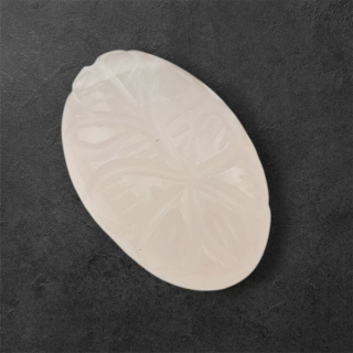 Kwarc różowy kaboszon carving 26x17 mm nr 24