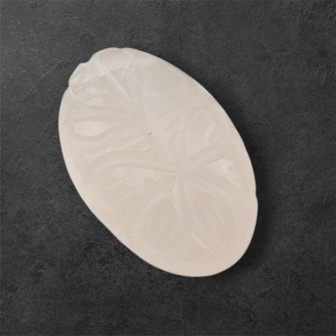 Kwarc różowy kaboszon carved 26x17 mm nr 24 Kwarc różowy kaboszon carved 26x17 mm nr 24