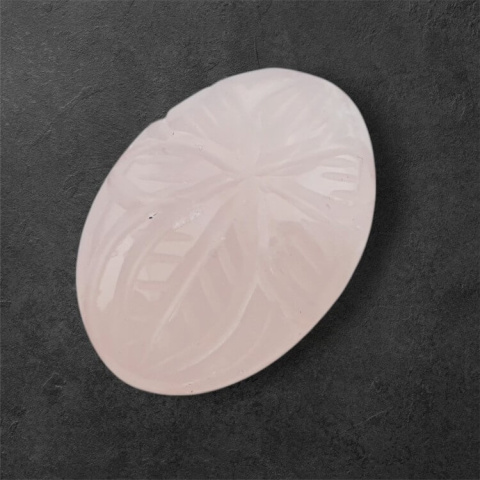 Kwarc różowy kaboszon carving 26x18 mm nr 53 Kwarc różowy kaboszon carving 26x18 mm nr 53