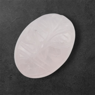 Kwarc różowy kaboszon carving 26x19 mm nr 41