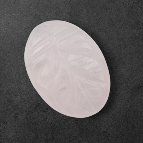 Kwarc różowy kaboszon carved 26x19 mm nr 41 Kwarc różowy kaboszon carved 26x19 mm nr 41