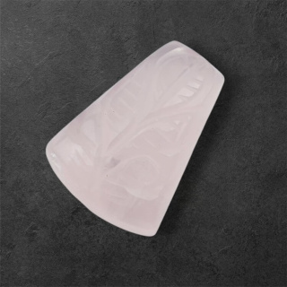 Kwarc różowy kaboszon carving 26x19 mm nr 50