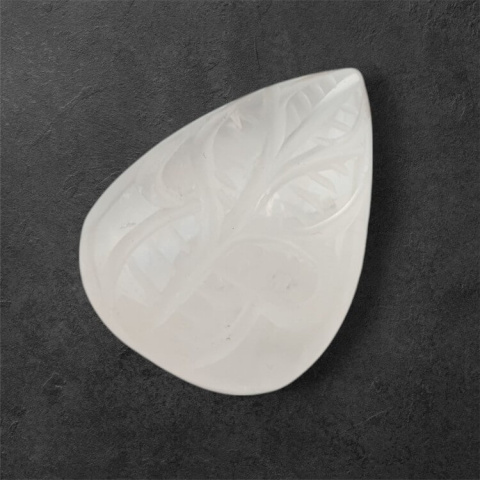 Kwarc różowy kaboszon carving 26x20 mm nr 18 Kwarc różowy kaboszon carving 26x20 mm nr 18
