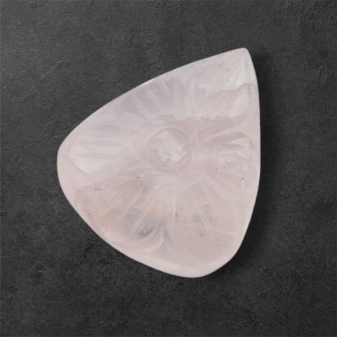 Kwarc różowy kaboszon carved 26x21 mm nr 32 Kwarc różowy kaboszon carved 26x21 mm nr 32