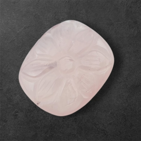 Kwarc różowy kaboszon carved 26x22 mm nr 40 Kwarc różowy kaboszon carved 26x22 mm nr 40