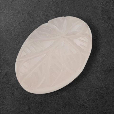 Kwarc różowy kaboszon carved 27x19 mm nr 13 Kwarc różowy kaboszon carved 27x19 mm nr 13