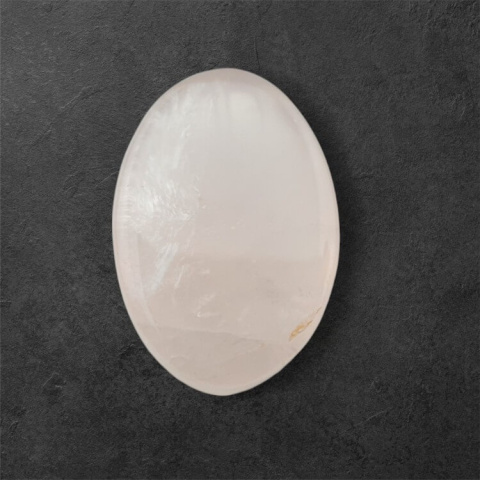 Kwarc różowy kaboszon carved 27x19 mm nr 13 Kwarc różowy kaboszon carved 27x19 mm nr 13