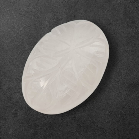 Kwarc różowy kaboszon carving 27x19 mm nr 21