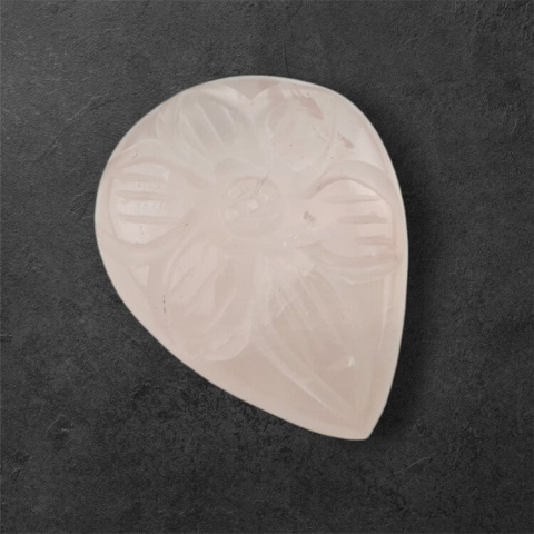 Kwarc różowy kaboszon carving 27x21 mm nr 8 Kwarc różowy kaboszon carving 27x21 mm nr 8