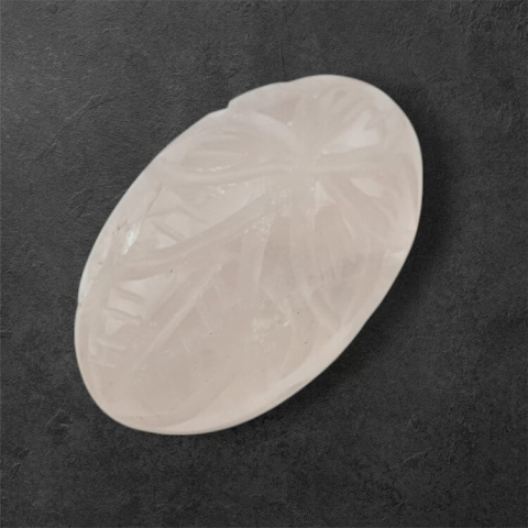 Kwarc różowy kaboszon carved 28x17 mm nr 16 Kwarc różowy kaboszon carved 28x17 mm nr 16