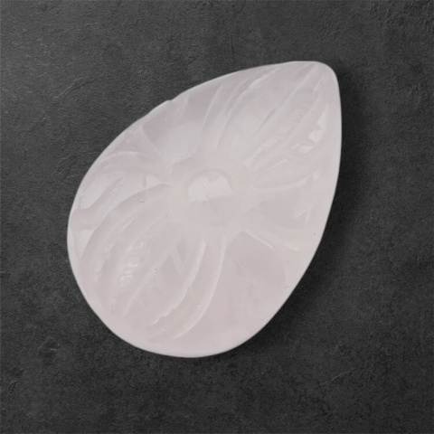 Kwarc różowy kaboszon carved 28x19 mm nr 39 Kwarc różowy kaboszon carved 28x19 mm nr 39