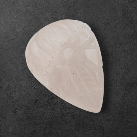 Kwarc różowy kaboszon carving 28x21 mm nr 15 Kwarc różowy kaboszon carving 28x21 mm nr 15