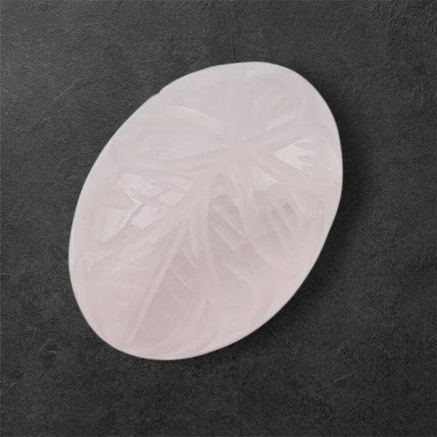 Kwarc różowy kaboszon carved 28x21 mm nr 29 Kwarc różowy kaboszon carved 28x21 mm nr 29