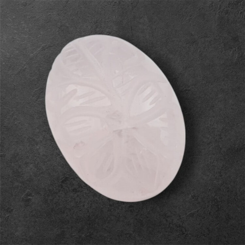 Kwarc różowy kaboszon carved 28x21 mm nr 29 Kwarc różowy kaboszon carved 28x21 mm nr 29
