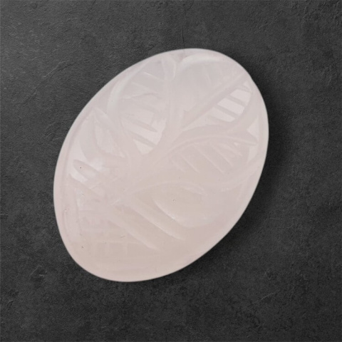 Kwarc różowy kaboszon carved 28x21 mm nr 43 Kwarc różowy kaboszon carved 28x21 mm nr 43