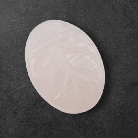 Kwarc różowy kaboszon carved 28x21 mm nr 43 Kwarc różowy kaboszon carved 28x21 mm nr 43