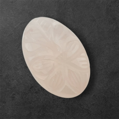 Kwarc różowy kaboszon carved 29x19 mm nr 27 Kwarc różowy kaboszon carved 29x19 mm nr 27