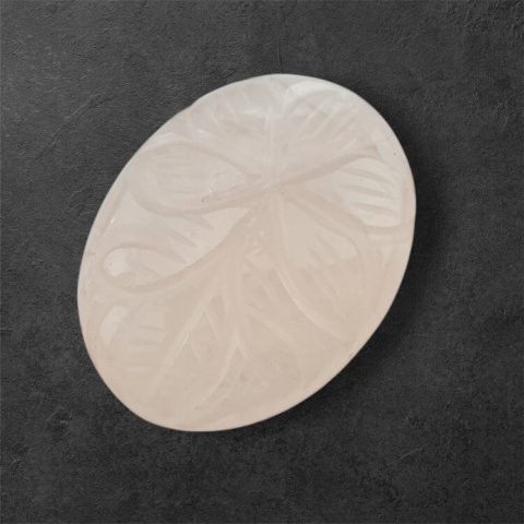 Kwarc różowy kaboszon carved 29x22 mm nr 14 Kwarc różowy kaboszon carved 29x22 mm nr 14